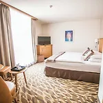 Lotus Therme & מלון 5*