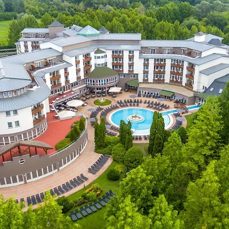 Lotus Therme & מלון 5*